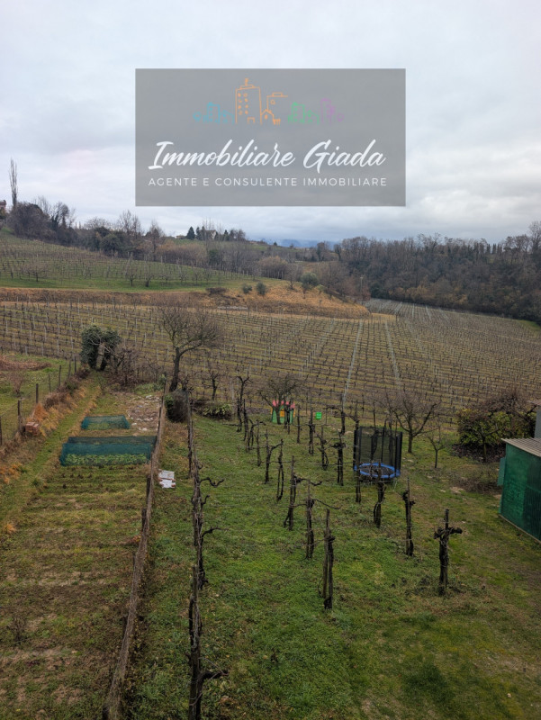 Proponiamo in vendita immobile di 160 mq completamente ristrutturato, con importanti interventi d...