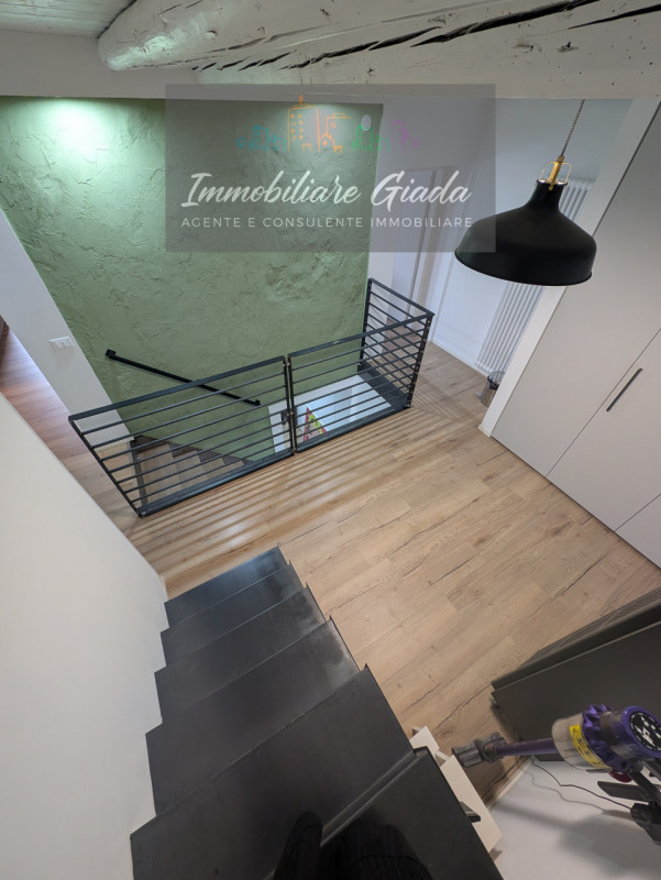 Proponiamo in vendita immobile di 160 mq completamente ristrutturato, con importanti interventi d...