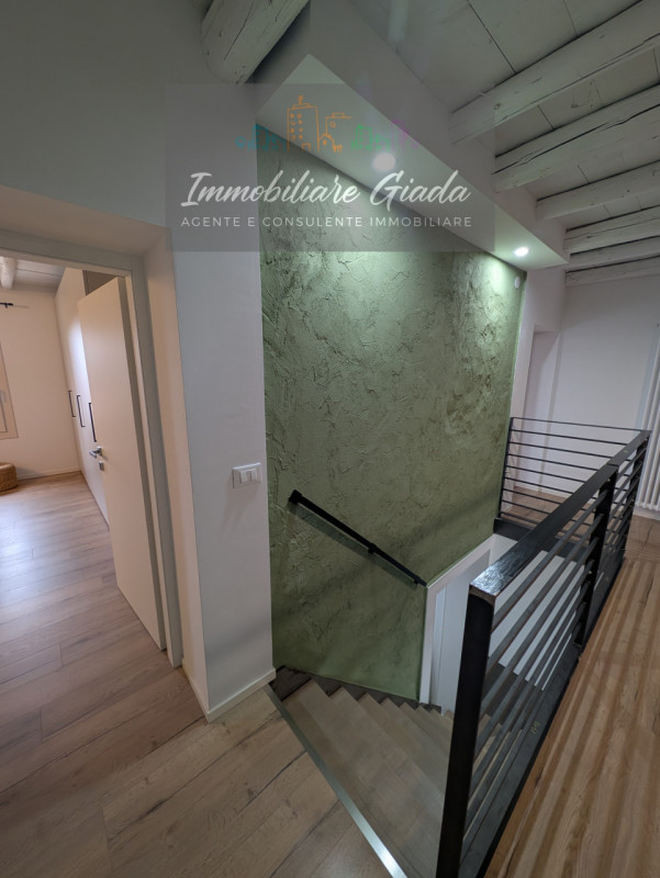 Proponiamo in vendita immobile di 160 mq completamente ristrutturato, con importanti interventi d...