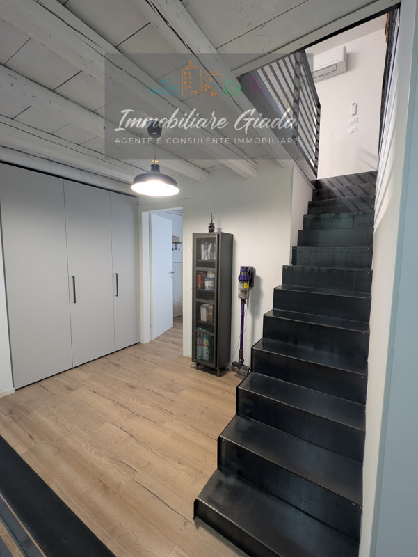 Proponiamo in vendita immobile di 160 mq completamente ristrutturato, con importanti interventi d...