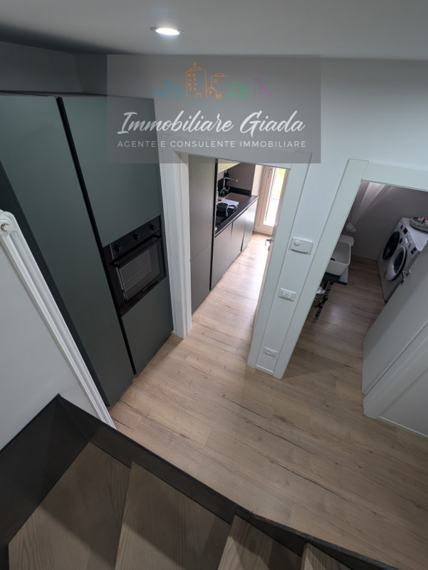 Proponiamo in vendita immobile di 160 mq completamente ristrutturato, con importanti interventi d...