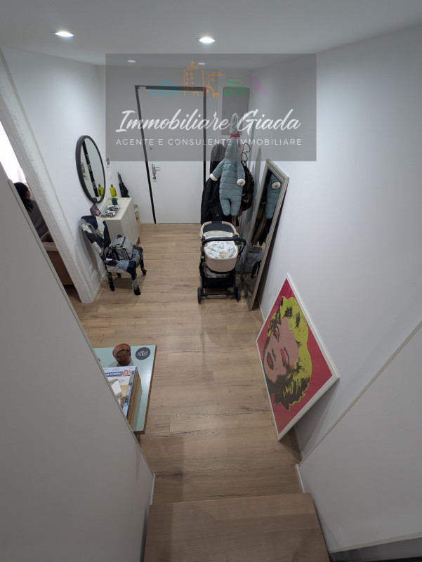 Proponiamo in vendita immobile di 160 mq completamente ristrutturato, con importanti interventi d...