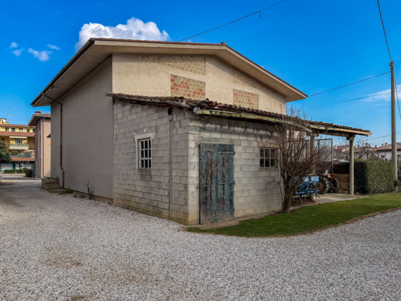 (PER INFO VITTORIO 3517343301) A Montebelluna proponiamo in vendita una stalla edificata nel 1971...