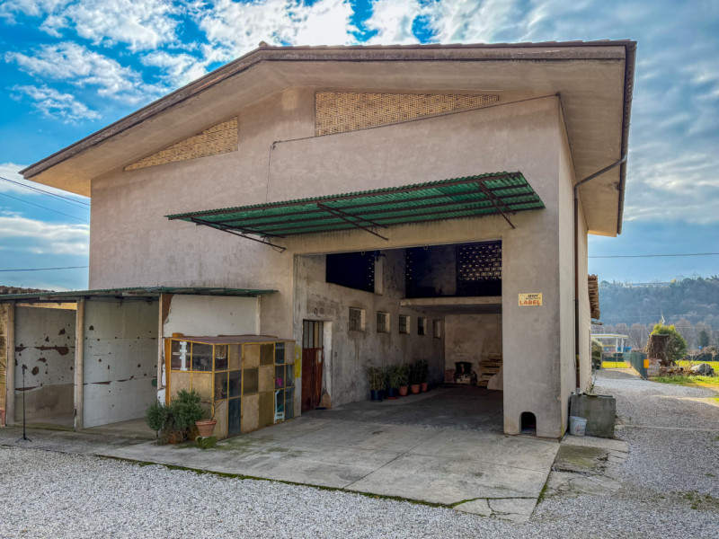 (PER INFO VITTORIO 3517343301) A Montebelluna proponiamo in vendita una stalla edificata nel 1971...