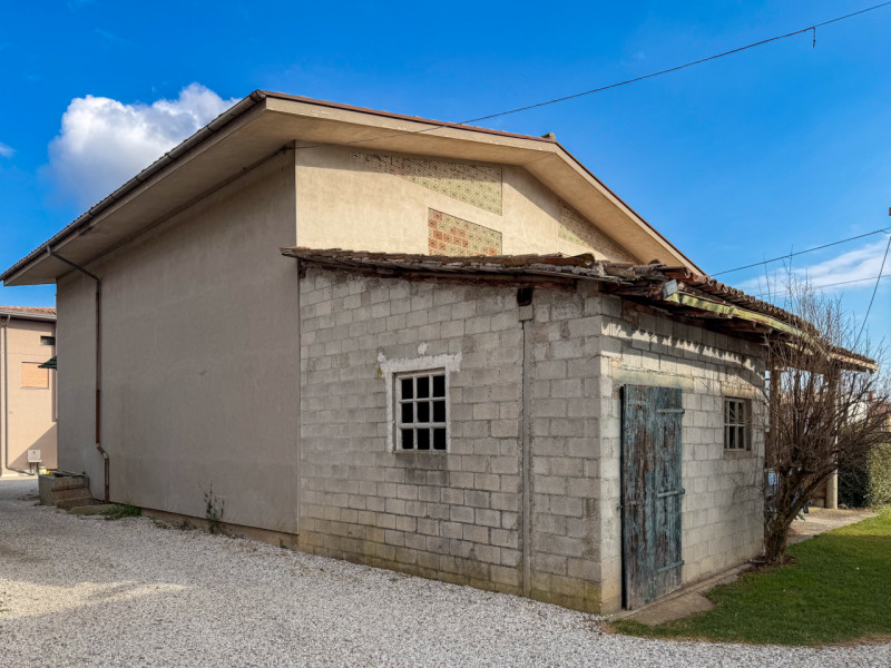 (PER INFO VITTORIO 3517343301) A Montebelluna proponiamo in vendita una stalla edificata nel 1971...