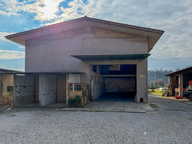 (PER INFO VITTORIO 3517343301) A Montebelluna proponiamo in vendita una stalla edificata nel 1971...