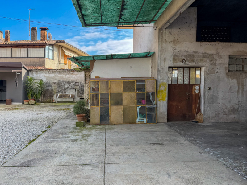 (PER INFO VITTORIO 3517343301) A Montebelluna proponiamo in vendita una stalla edificata nel 1971...