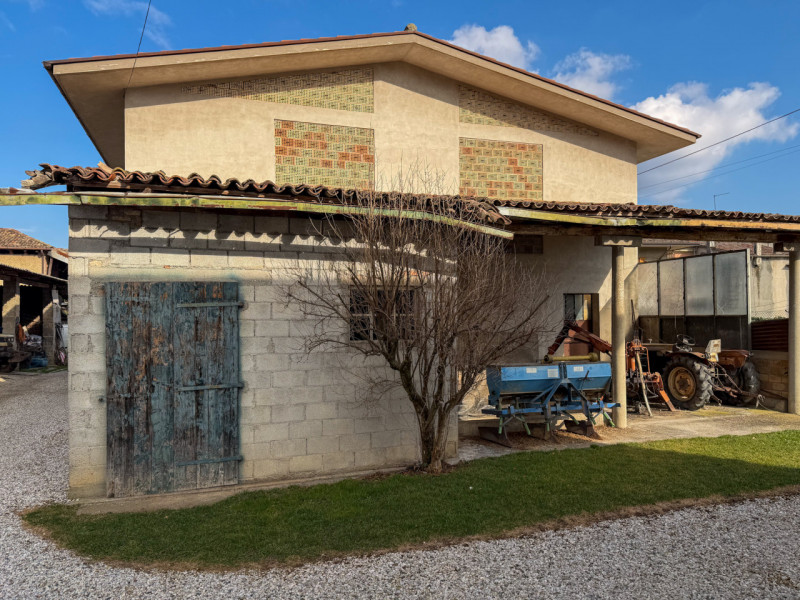 (PER INFO VITTORIO 3517343301) A Montebelluna proponiamo in vendita una stalla edificata nel 1971...