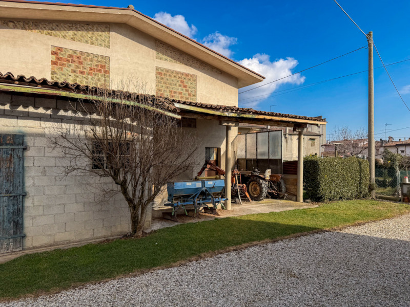 (PER INFO VITTORIO 3517343301) A Montebelluna proponiamo in vendita una stalla edificata nel 1971...