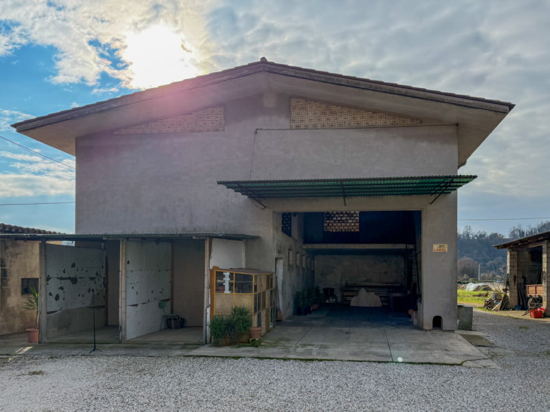 (PER INFO VITTORIO 3517343301) A Montebelluna proponiamo in vendita una stalla edificata nel 1971...