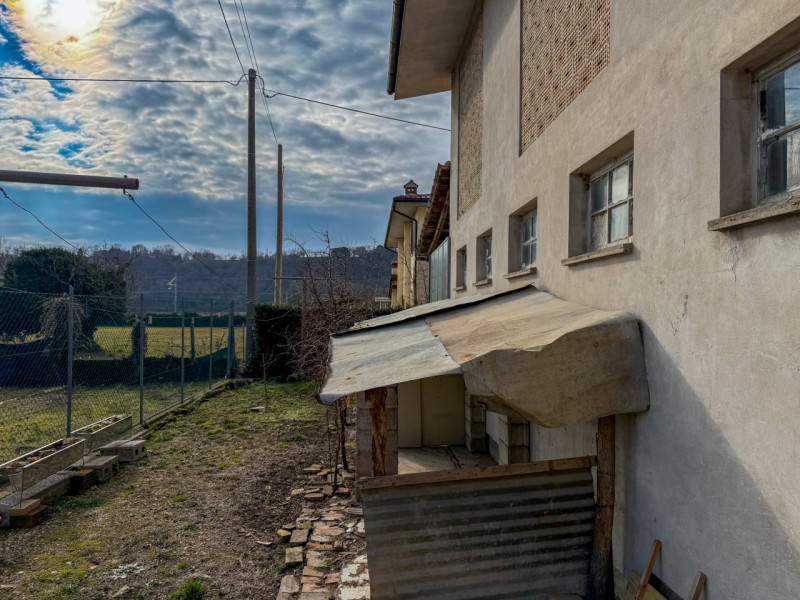 (PER INFO VITTORIO 3517343301) A Montebelluna proponiamo in vendita una stalla edificata nel 1971...