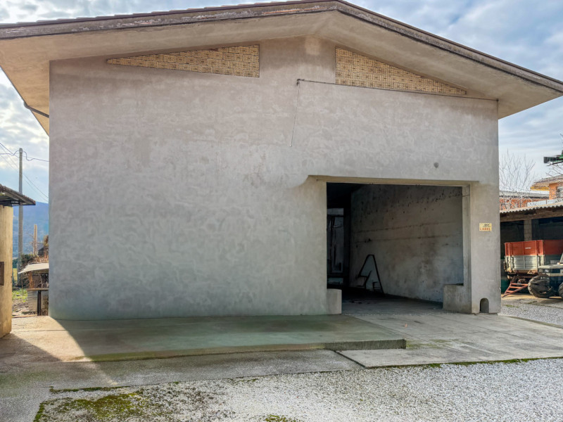 (PER INFO VITTORIO 3517343301) A Montebelluna proponiamo in vendita una stalla edificata nel 1971...