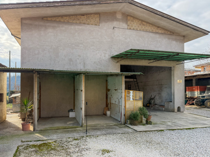 (PER INFO VITTORIO 3517343301) A Montebelluna proponiamo in vendita una stalla edificata nel 1971...