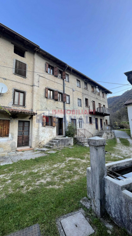 Nel suggestivo comune montano di Posina, proponiamo in vendita una porzione centrale di casa a sc...