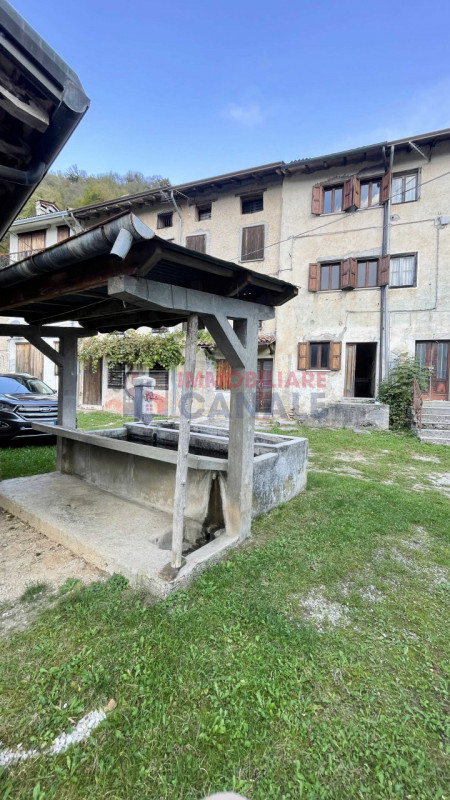 Nel suggestivo comune montano di Posina, proponiamo in vendita una porzione centrale di casa a sc...