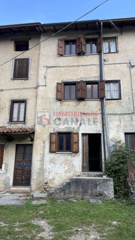 Nel suggestivo comune montano di Posina, proponiamo in vendita una porzione centrale di casa a sc...