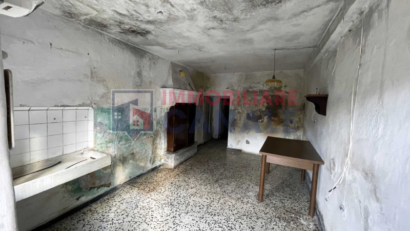 Nel suggestivo comune montano di Posina, proponiamo in vendita una porzione centrale di casa a sc...