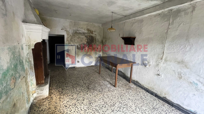 Nel suggestivo comune montano di Posina, proponiamo in vendita una porzione centrale di casa a sc...