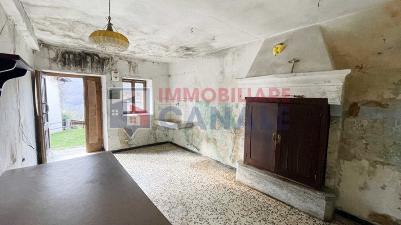 Nel suggestivo comune montano di Posina, proponiamo in vendita una porzione centrale di casa a sc...