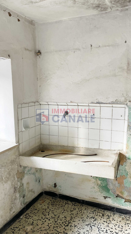 Nel suggestivo comune montano di Posina, proponiamo in vendita una porzione centrale di casa a sc...