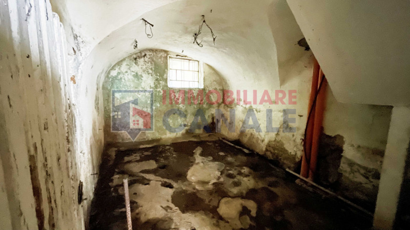 Nel suggestivo comune montano di Posina, proponiamo in vendita una porzione centrale di casa a sc...