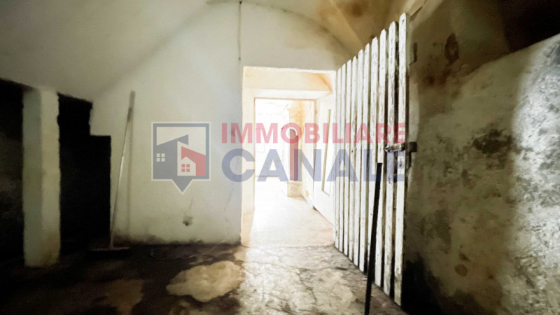 Nel suggestivo comune montano di Posina, proponiamo in vendita una porzione centrale di casa a sc...