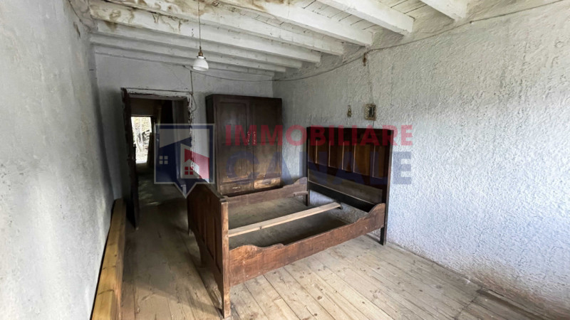 Nel suggestivo comune montano di Posina, proponiamo in vendita una porzione centrale di casa a sc...