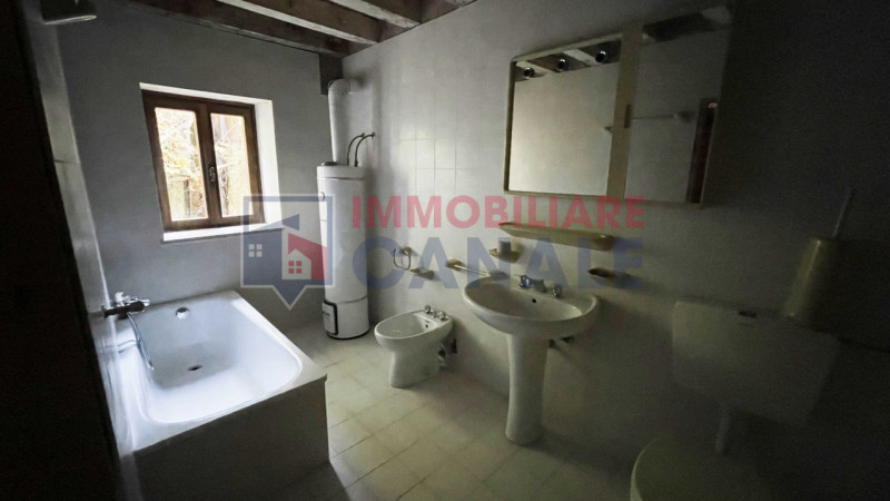 Nel suggestivo comune montano di Posina, proponiamo in vendita una porzione centrale di casa a sc...