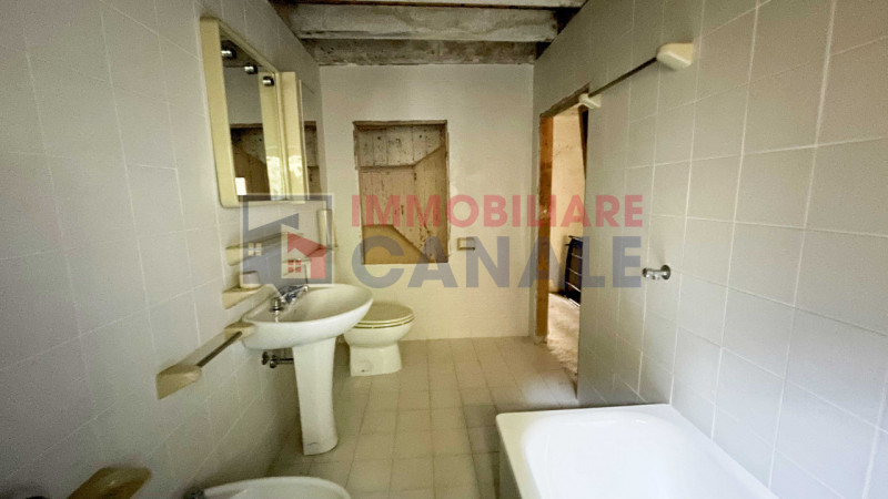 Nel suggestivo comune montano di Posina, proponiamo in vendita una porzione centrale di casa a sc...