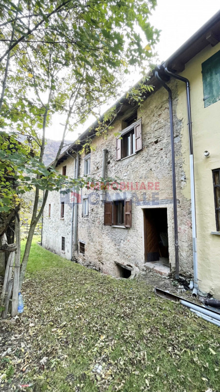 Nel suggestivo comune montano di Posina, proponiamo in vendita una porzione centrale di casa a sc...