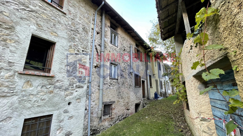 Nel suggestivo comune montano di Posina, proponiamo in vendita una porzione centrale di casa a sc...