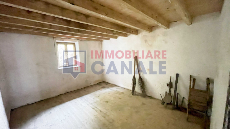 Nel suggestivo comune montano di Posina, proponiamo in vendita una porzione centrale di casa a sc...