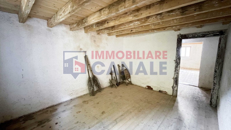 Nel suggestivo comune montano di Posina, proponiamo in vendita una porzione centrale di casa a sc...