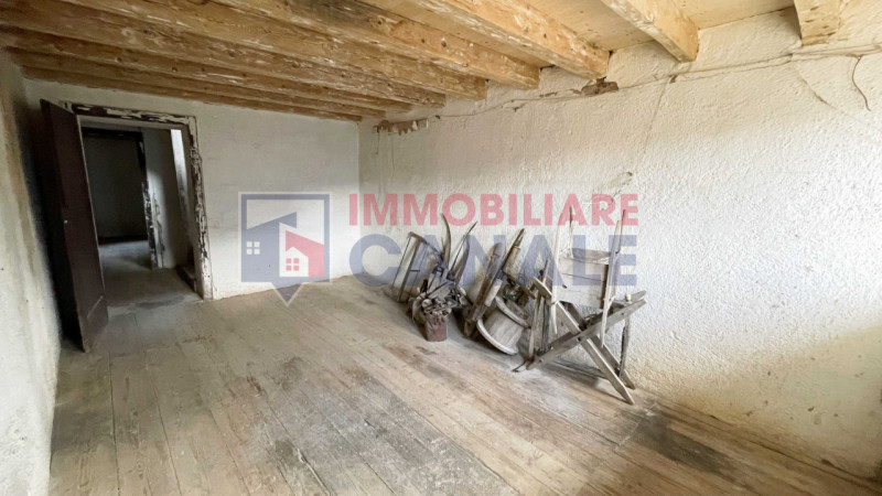 Nel suggestivo comune montano di Posina, proponiamo in vendita una porzione centrale di casa a sc...