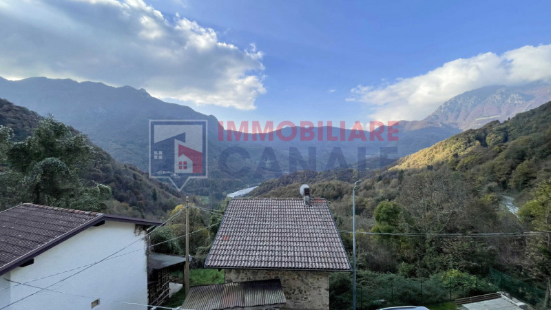 Nel suggestivo comune montano di Posina, proponiamo in vendita una porzione centrale di casa a sc...