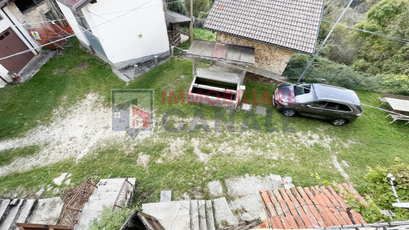 Nel suggestivo comune montano di Posina, proponiamo in vendita una porzione centrale di casa a sc...