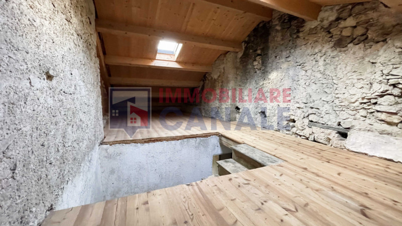 Nel suggestivo comune montano di Posina, proponiamo in vendita una porzione centrale di casa a sc...