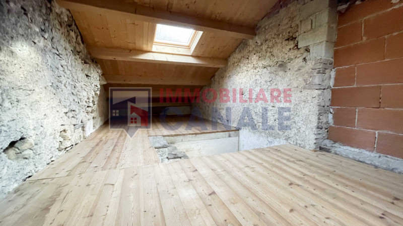 Nel suggestivo comune montano di Posina, proponiamo in vendita una porzione centrale di casa a sc...