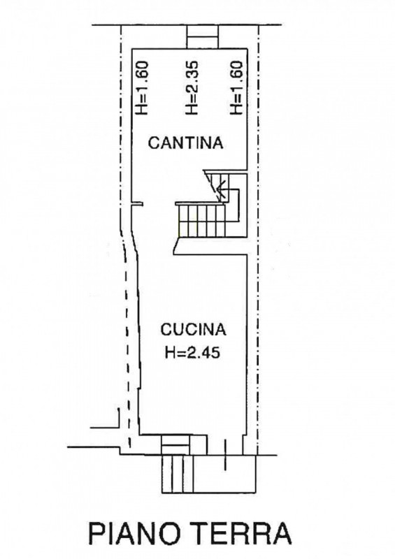 Nel suggestivo comune montano di Posina, proponiamo in vendita una porzione centrale di casa a sc...