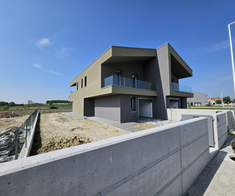 Bifamiliare €. 320.000 Nuova Classe A4 giardino mq. 250.

Nel centro di Codevigo , Bifamiliare  i...