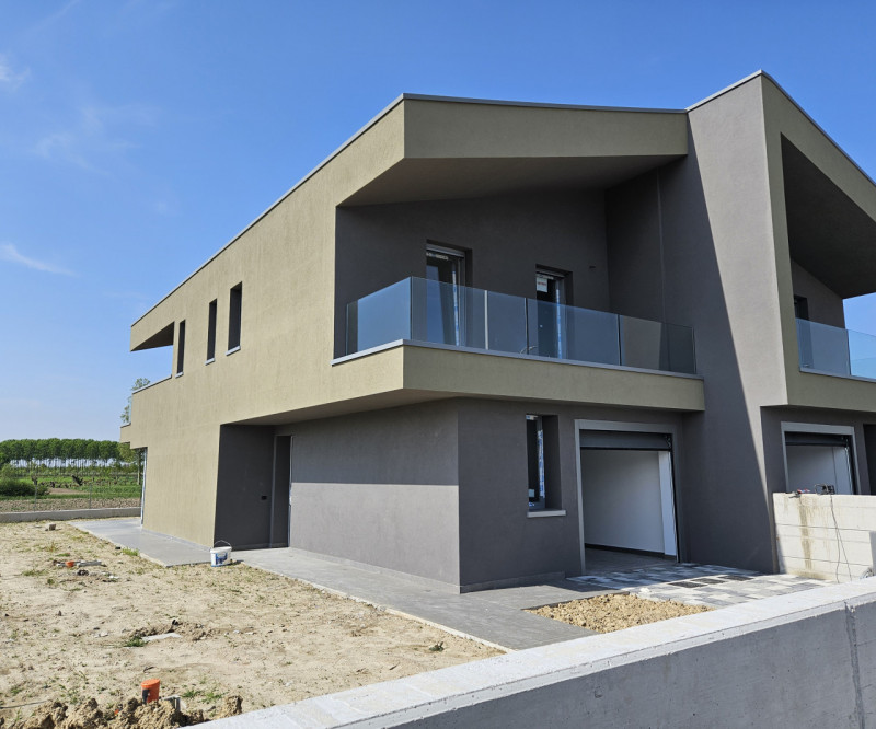 Bifamiliare €. 320.000 Nuova Classe A4 giardino mq. 250.

Nel centro di Codevigo , Bifamiliare  i...