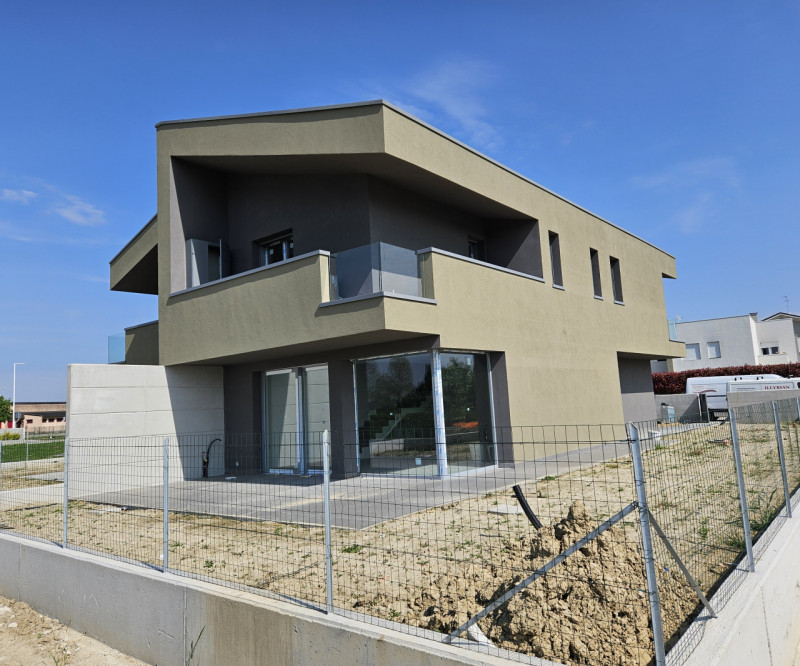 Bifamiliare €. 320.000 Nuova Classe A4 giardino mq. 250.

Nel centro di Codevigo , Bifamiliare  i...