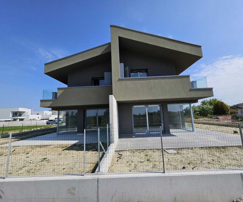 Bifamiliare €. 320.000 Nuova Classe A4 giardino mq. 250.

Nel centro di Codevigo , Bifamiliare  i...