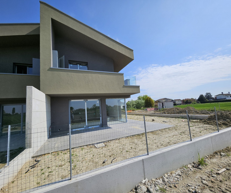 Bifamiliare €. 320.000 Nuova Classe A4 giardino mq. 250.

Nel centro di Codevigo , Bifamiliare  i...