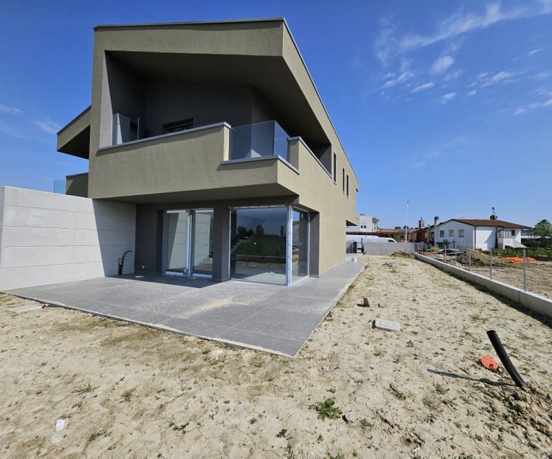 Bifamiliare €. 320.000 Nuova Classe A4 giardino mq. 250.

Nel centro di Codevigo , Bifamiliare  i...