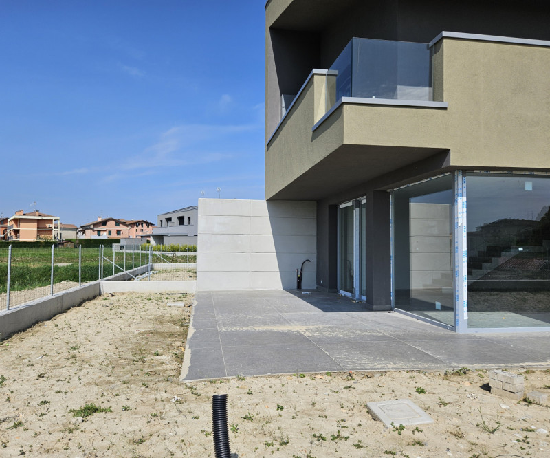 Bifamiliare €. 320.000 Nuova Classe A4 giardino mq. 250.

Nel centro di Codevigo , Bifamiliare  i...