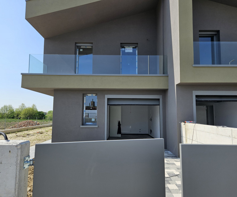 Bifamiliare €. 320.000 Nuova Classe A4 giardino mq. 250.

Nel centro di Codevigo , Bifamiliare  i...