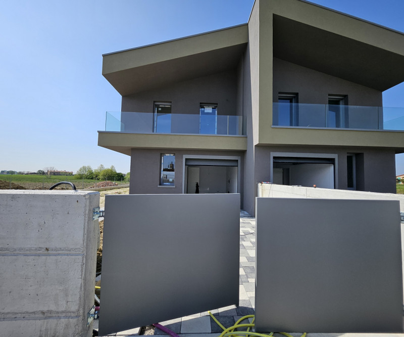 Bifamiliare €. 320.000 Nuova Classe A4 giardino mq. 250.

Nel centro di Codevigo , Bifamiliare  i...