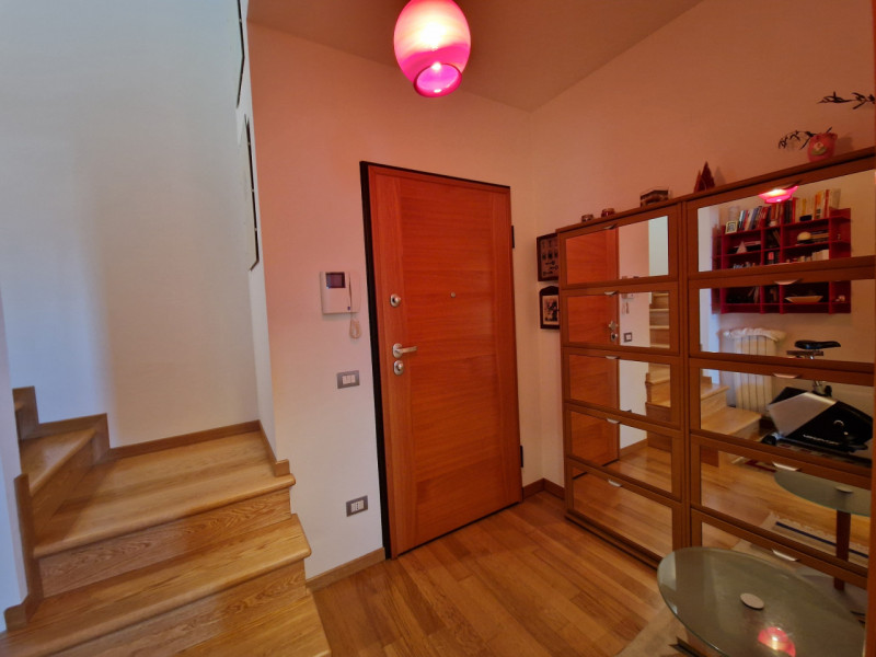 Proponiamo in vendita un esclusivo appartamento quadrilocale di 160 mq situato nel quartiere resi...