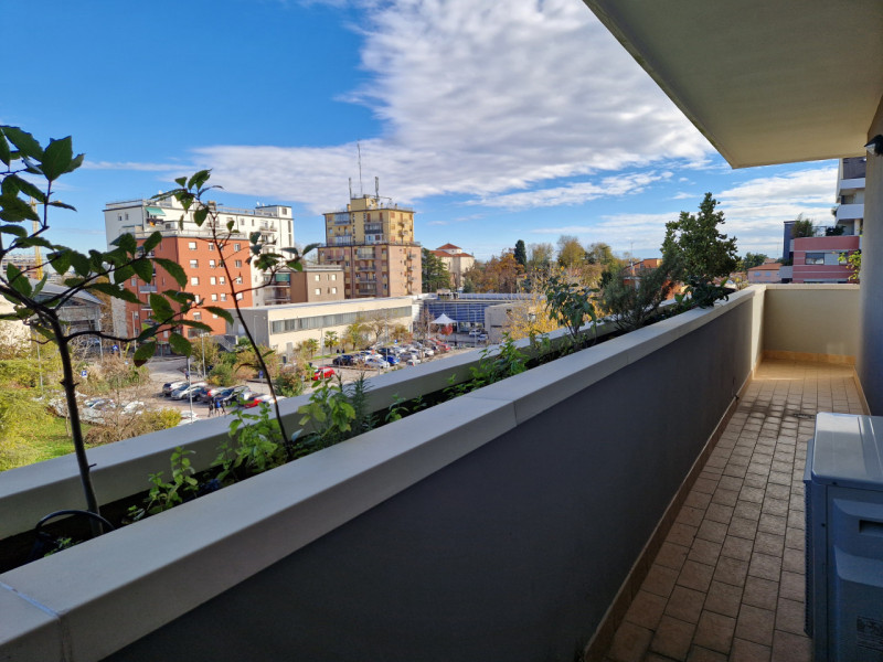 Proponiamo in vendita un esclusivo appartamento quadrilocale di 160 mq situato nel quartiere resi...